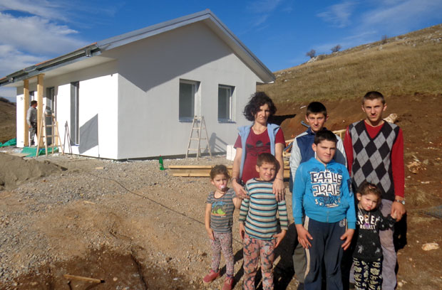 Две деценије чекали светло, а сада шесторо малишана више неће радити домаће уз свећу: Јелићи добили струју и нову кућу